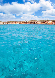 Cala Saona海滩 位于前厅 有鱼天堂小岛海洋旅游海岸假期晴天天空蓝色岩石图片