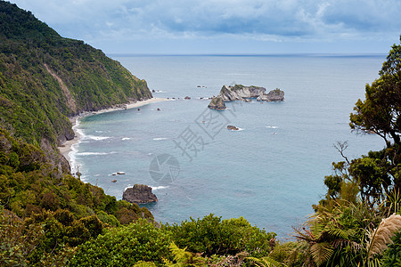 新西兰南岛西海岸塔斯曼海海景冲浪边缘蓝色海岸线悬崖海浪岩石湍流碰撞图片