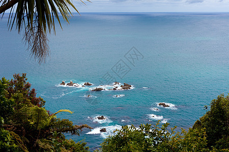 新西兰南岛西海岸塔斯曼海天空悬崖断路器碰撞海浪沿海湍流岩石蓝色冲浪图片
