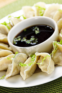 蒸锅和酱油汽船饺子午餐餐厅美食盘子烹饪食物点心服务图片