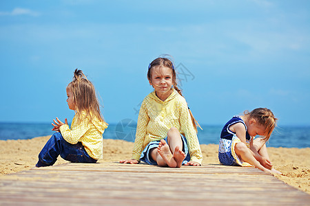 儿童朋友们友谊衣服闲暇团体家庭孩子们游戏赤脚海滩图片