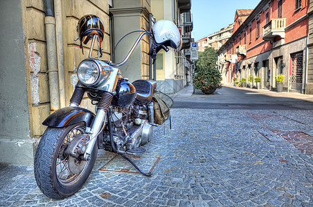 街上的摩托车 意大利阿尔巴图片