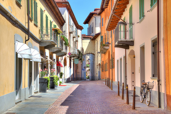 意大利北部阿尔巴的老多彩街道图片