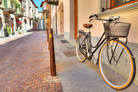 自行车在意大利阿尔巴街上图片