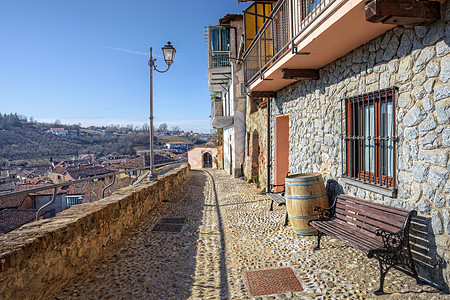 狭小的街道和老房子 意大利北部La Morra图片