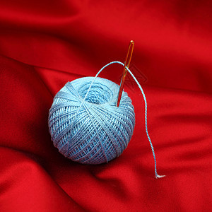 红色丝绸上的线针线活海浪棉布细绳白色织物裁缝投标维修手工业图片