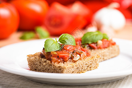 长番茄的克罗斯蒂尼吃饭宏观香料盘子面包食物点心文化美食午餐图片