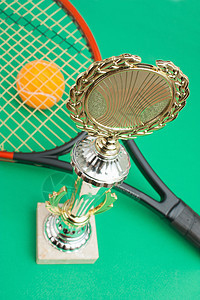 赢得网球锦标赛绿色白色游戏竞赛庆典活动优胜者金子球拍比赛图片