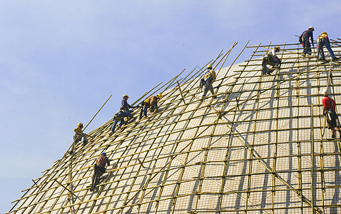 特写建筑工人在S楼上架起脚手架活动木头工作建筑学零售商两极日光金属职业男性图片