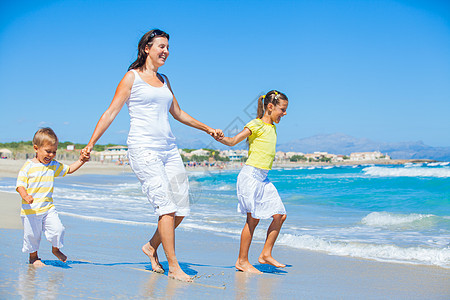 热带海滩上幸福家庭享受海洋女孩男生海滨女士母亲喜悦女性异国图片