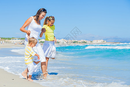 热带海滩上幸福家庭婴儿女儿假期儿子海滨母亲海浪海岸海洋孩子图片