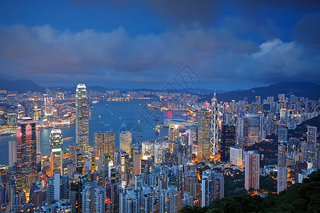 日出时 从维多利亚峰到香港的天际线旅游旅行摩天大楼城市景观场景爬坡商业港口地标图片