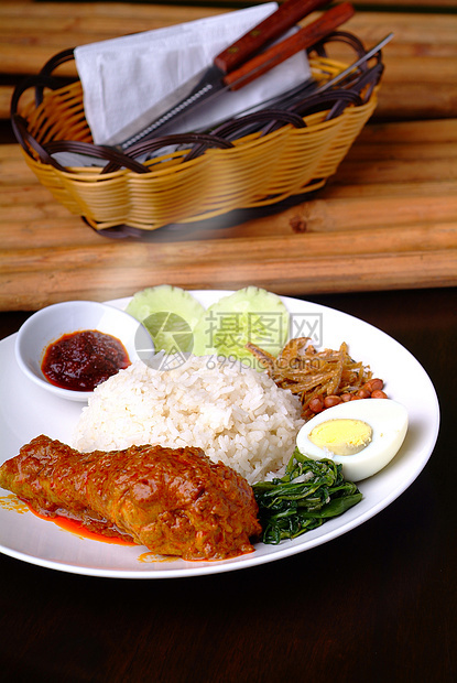 Nasi lemak 传统马来西人辣米饭白色仁当盘子雄鸡美食油炸食物花生黄瓜图片