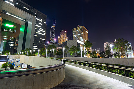 市中心市内现代办公大楼 晚上城市市中心窗户技术蓝色财产摩天大楼玻璃办公室景观图片