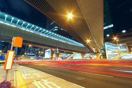 现代城市风景和夜里繁忙的街头街道商业蓝色高楼公共汽车地标运输汽车景观交通建筑图片