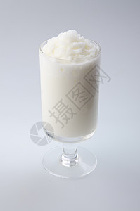 在白色背景中隔离的酸奶塑料乳白色标签勺子覆盆子甜点奶制品水果包装奶油背景图片