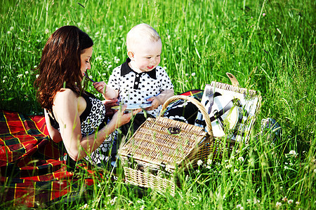 家庭野餐享受闲暇草地女士朋友成人孩子水果女孩儿子图片