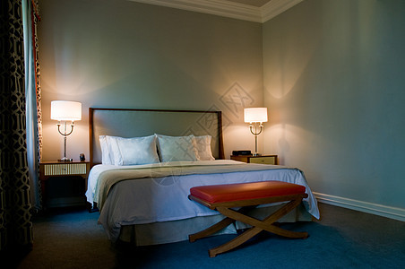 优雅五星豪华酒店的卧室奢华星星木头家具套房桌子国王日光羽毛质量图片