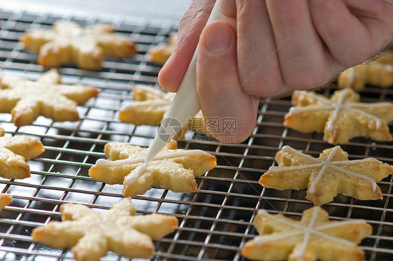 在背托盘上装饰圣诞饼干的后台图片