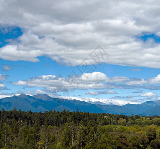 在荒野上方的云层天空公园旅行山脉叶子森林全景蓝色环境植物生态图片