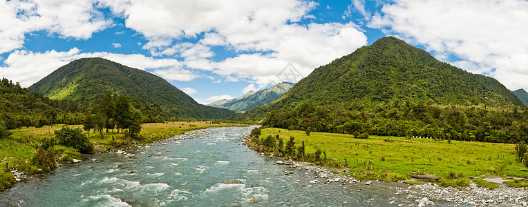 河流的全景反射国家树木岩石草地旅行森林旅游荒野蓝色图片