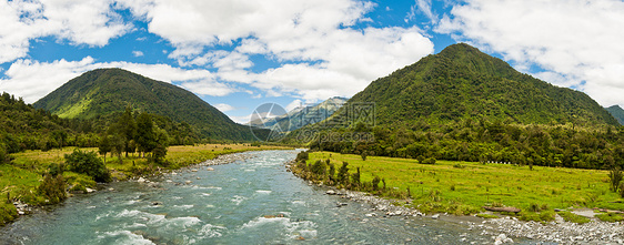 河流的全景反射国家树木岩石草地旅行森林旅游荒野蓝色图片