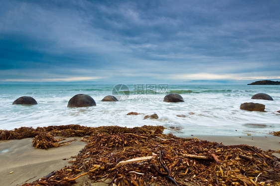 新西兰南部东海岸波浪海岸海岸线晴天巨石风景岩石环境天空浅滩图片