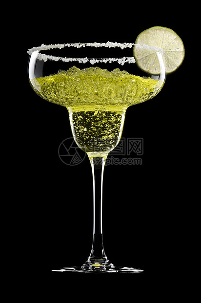 黑色背景面前的古典玛格丽塔酒食物水果立方体反射果汁酒精图片
