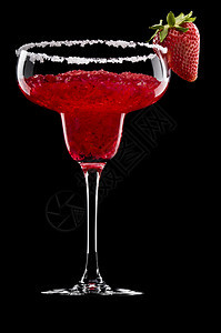 黑色背景面前的草莓玛格丽塔水果立方体食物果汁反射酒精图片