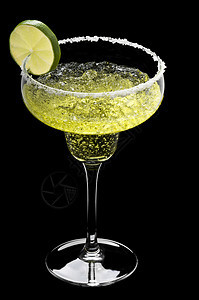 黑色背景面前的古典玛格丽塔酒水果反射酒精食物果汁立方体背景图片