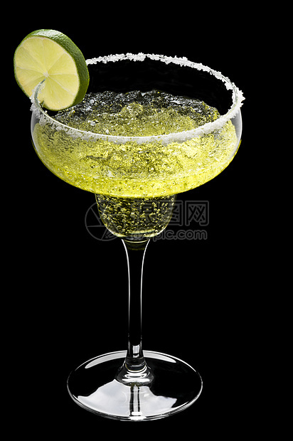 黑色背景面前的古典玛格丽塔酒水果反射酒精食物果汁立方体图片