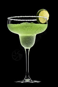 绿色玛格丽塔 在黑色背景面前立方体酒精果汁反射水果食物图片