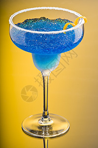 钴玛格丽塔立方体果汁蓝色酒精边缘反射水果食物图片