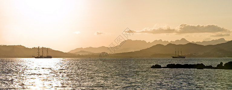 在黎明阳光下沐浴的帆帆地平线帆船海岸蓝色运输海洋航行太阳日落红色图片