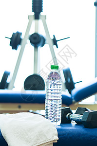 重力站立 有毛巾和水瓶的健身房长椅图片
