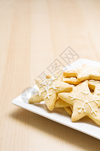 圣诞饼干在盘子上庆典风格装饰褐色糖霜展示星星糖果棕色食物图片