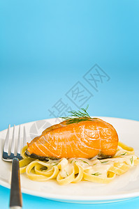 面糊上的鲑鱼牛排 装饰用白汁盘子产品熏制饮食餐具食物柠檬美食草本植物图片
