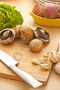 切削板上的蔬菜切菜板植物厨房桌子营养沙拉木板绿色食物洋葱图片