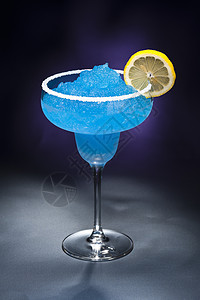 窖藏酒蓝色玛格丽塔鸡尾酒热带蓝色食物玻璃庆典饮料液体派对果汁水果背景