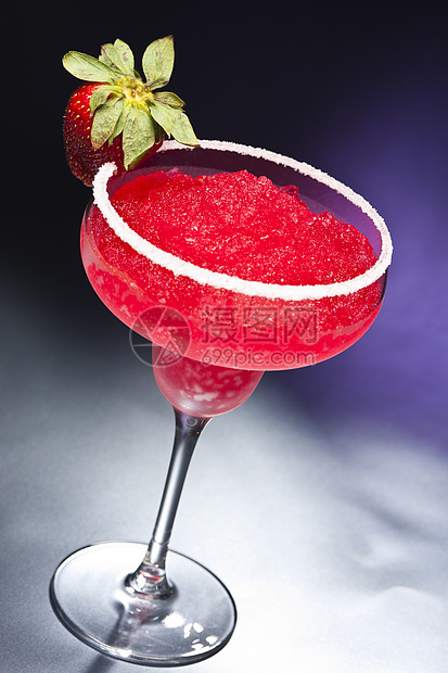 草莓玛格丽塔鸡尾酒反射果汁玻璃饮料液体派对水果工作室图片