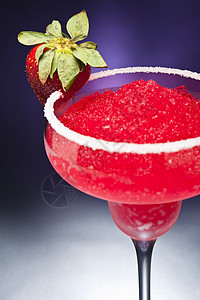草莓玛格丽塔鸡尾酒玻璃工作室水果派对反射液体果汁饮料图片