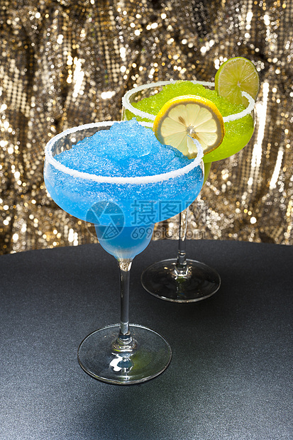 古典玛格丽塔酒和蓝色玛格丽塔鸡尾酒图片