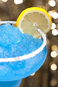 蓝色玛格丽塔鸡尾酒果汁蓝色水果液体热带玻璃饮料食物白色庆典图片