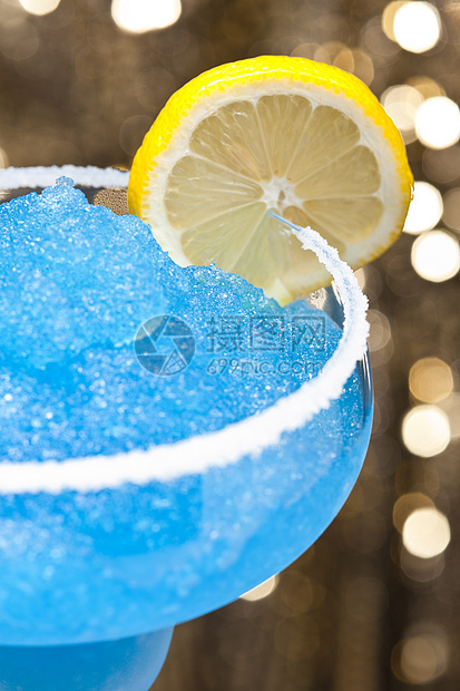 蓝色玛格丽塔鸡尾酒果汁蓝色水果液体热带玻璃饮料食物白色庆典图片