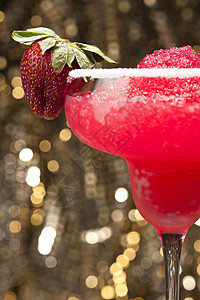 草莓玛格丽塔鸡尾酒水果派对工作室液体反射果汁饮料玻璃图片