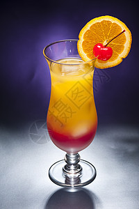龙舌兰日出鸡尾酒橙子玻璃稻草酒精橙片红色茶点热带日出果汁图片