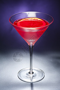 红色酒内格罗尼鸡尾酒果汁橙子红色柠檬派对玻璃水果反射背景