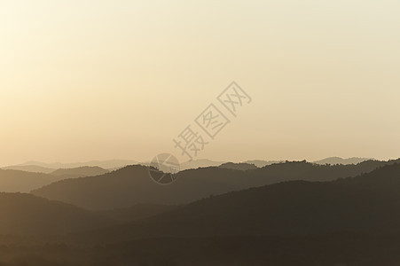 日落在山后面极限天空水平背光顶峰太阳光线黄色山脉风景图片