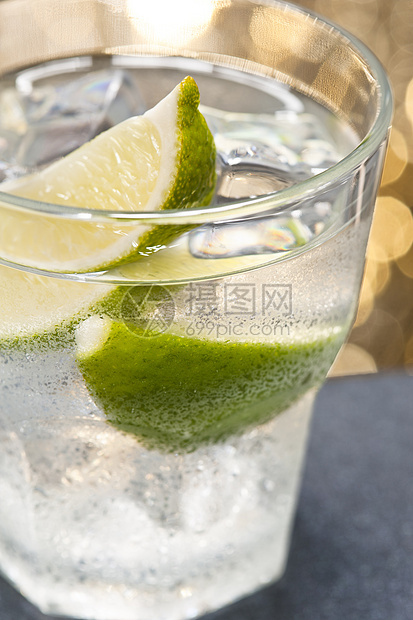 Caipiroska鸡尾酒柠檬饮料黑色食物蔗糖玻璃立方体火花叶子石灰石图片