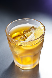 鸡尾酒柠檬威士忌黄色冰块玻璃影棚钉子水果静物热带图片